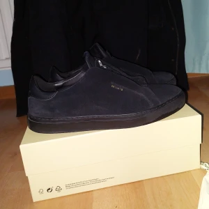 Axel Arigato clean 90 zip skor - Använd 1-2 månader ish. Säljs för 500.