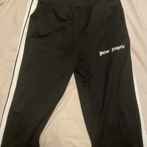 Palm angels track pants - Säljer nu dessa i storlek xl (små i storleken så sitter som L) Passar dig som är 185+ helt perfekt. Nyskick, påse medföljer och clg tagg finns för lc Kan gå ner i pris vid snabb affär!