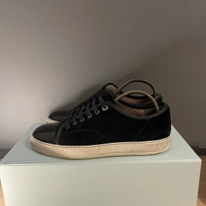 Lanvin - Säljer nu ett par riktigt feta lanvins i strlk 41, köpta på NK. Allt är OG då box, dustbag, skosnören och kvitto ingår. Skriv vid frågor elr funderingar 