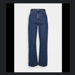 Monki jeans - I braskick. Kom privat för egna bilder 😊sitter oversized på M/38. Priset går att diskuteras vid snabb affär!
