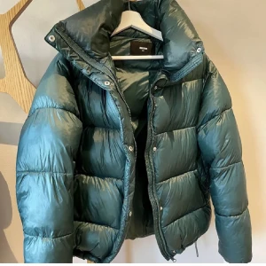 Bikbok jackan❤️‍🔥 - Första bilden är lånad! Jag säljer min jätte snygga gröna jacka från bikbok. Använd under en hel vinter men i fantastiskt skick! Ingen skada eller fläck💕 hör av er vid frågor! (Finns luva till) färgen visar sig bäst på bild 3