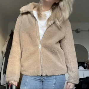 Teddy jacka - Superfin Teddy jacka som jag köpt här på plick! Den är i superbra skick och perfekt nu till hösten/vintern❤️