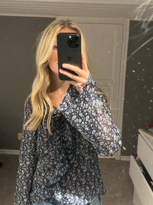 blus - blommig blus från mango som är oanvänd (bara testad) , storlek xs men passar även s ! 