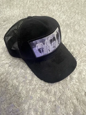 Emilio Pandenza Keps - En Emilio Pandenza keps. Använd i knappt en månad och är nästan som ny. originalpris ligger på 500 kr men säljer den billigare då jag inte har användning av den