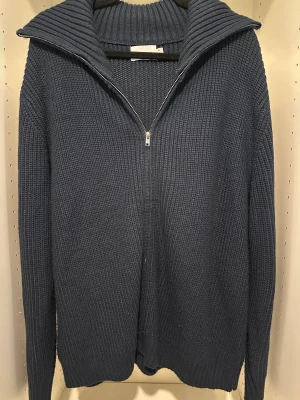 Stickad tröja  - Stickad tröja från Asos väldigt ny och bra omhändertagen.