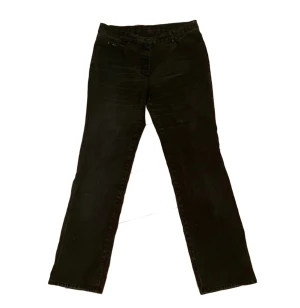 Jeans - Ett par riktigt feta mörkgrå jeans med diamantliknande detaljer på bakfickorna, Storlek inte labelad men passar perfekt på mig som har 32 ish waist och 33/34 ish längd. Fitpic kan lösas vid behov