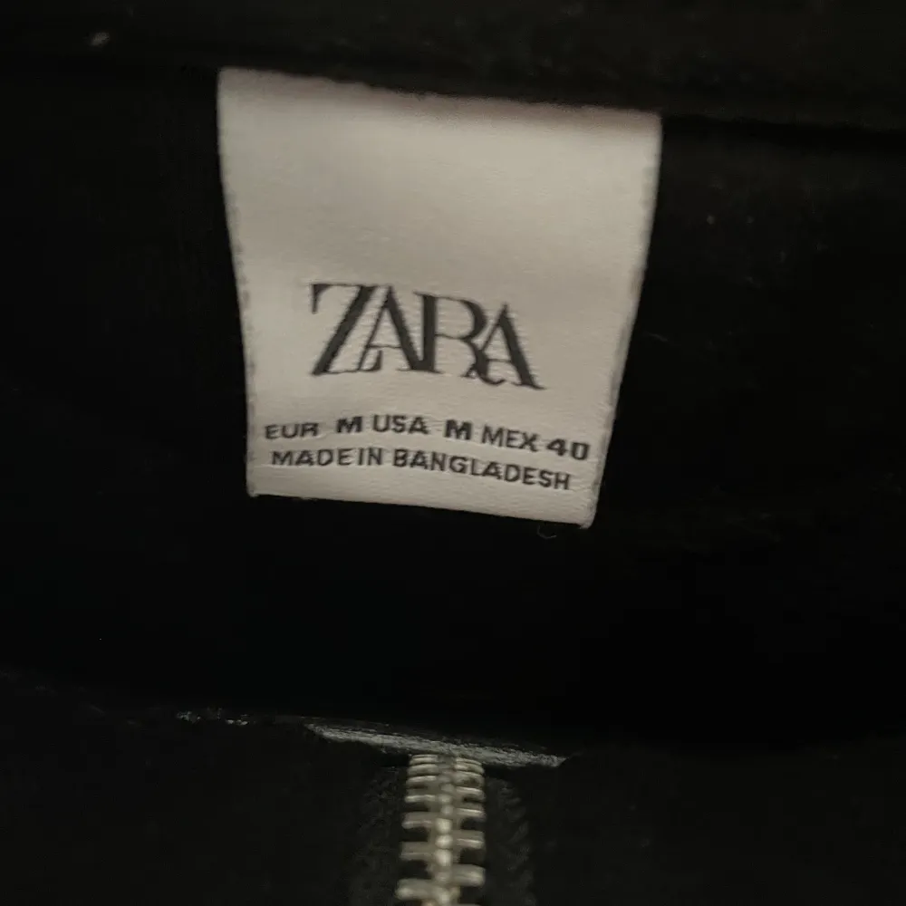 En tröja från Zara, använd en gång. Väldigt fint skick 10/10. Tröjor & Koftor.