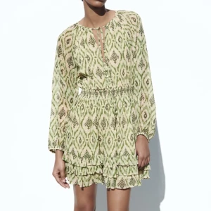 Grön Zara Klänning - En superfin grön klänning från zara! köpt i somras men aldrig använd💕💕 Nypris 249kr, storlek M men passar även S 💗