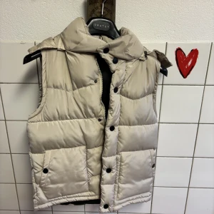 Beige väst  - Beige väst i storlek M i hemmet nytt skick. Den är endast använd 3 ggr! 