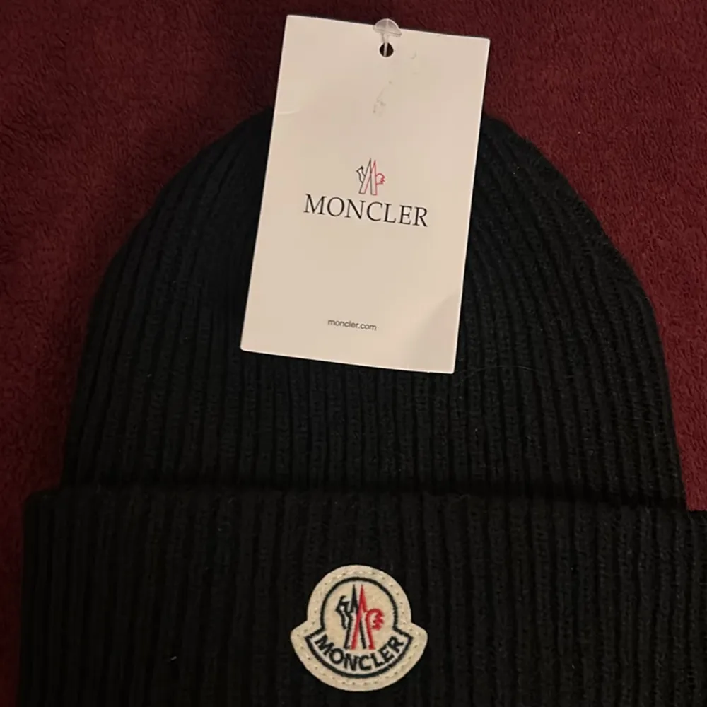 Moncler mössa till salu eftersom de it finns ngn användning av den. Övrigt.