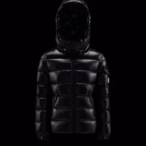 Moncler jacka  - Den är i bra skick och är sparsamt använd. Det är i en barnstorlek men passar mig perfekt som är 155 och oftast bär xs/s! Skriv privat för fler bilder 💕