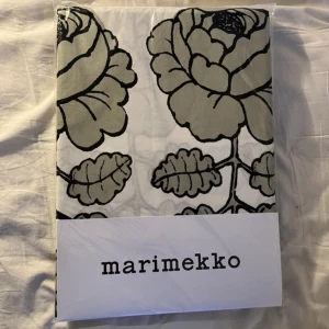 MARIMEKKO VALLILA - Also have one un opened  marimekko bedsheets includes pillow cover price for this is 40€ in euros and one vallila  curtain,size is 140cm x 240cm 45€   You can offer to only buy one of those or packet price for both will be then 85€  