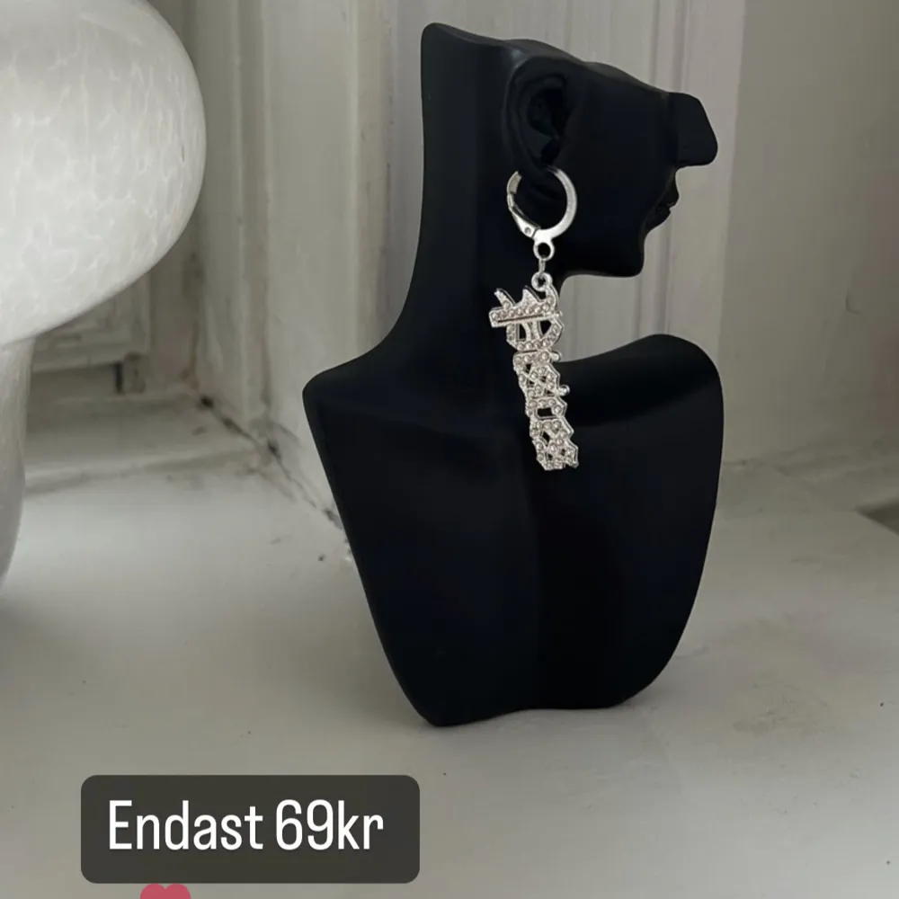 Stjärntecken örhänge. Vissa stjärntecken är längre leveranstid   Silver . Accessoarer.