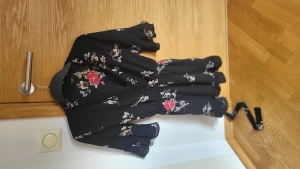 Blommig klänning  - Säljer denna klänningen flr att den inte kommer till andvändning, ordignal pris ca 600 kr
