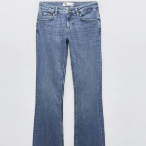 Jeans  - Nu säljer jag mina Mid waist jeans från zara som är slutsålda i den mellan blå färgen😍🫶🏾(skriv om ni har några frågor!)