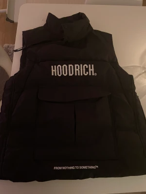 Väst Hoodrich - Fin svart väst i stl M från Hoodrich