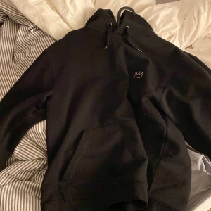 Hov1 hoodie  - Säljer min hov1 hoodie då den inte kommer till användning, använd enstaka gånger och tvättad Max 2 gånger, så den är som ny!💗 storlek M men passar mig som har S🩷