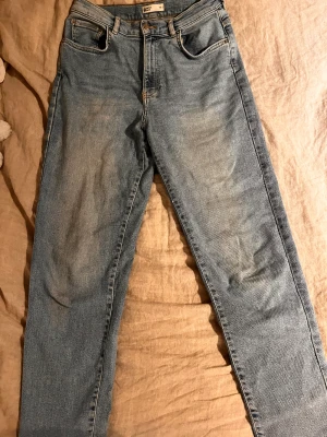 Blåa Jeans - Blåa jeans från Gina Tricot. Osäker vilken stil men sitter lite löst längs med smalbenet så inga skinnyjeans!! Använda fåtal gånger är är i ett bra skick.