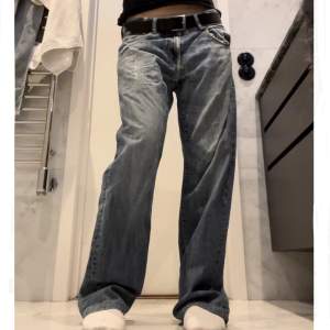 as feta baggy/loose jeans från peak performance i så snygg tvätt. fint skick, passar till allt. midjemått; 82 cm. innerbenslängd; ca 75 cm. 