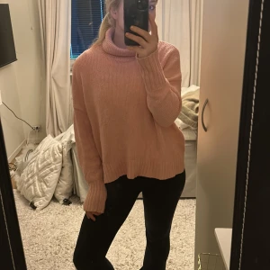 Stickad tröja - Fin rosa stickad polotröja, perfekt till höst och vintertid💕