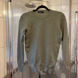 J.Lindeberg Kofta Merinoull - Säljer nu denna kofta i Merinoull från J.Lindeberg. Tip top skick. Stilren kofta i en skön grön färg, slim fit. Koftan är i storlek S men passar XS. Skriv gärna vid funderingar