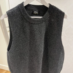 Stickad väst - Stickad väst i grått, snygg!
