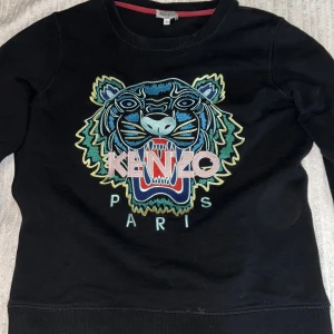 Tröja - Den har lite röd färg på högra armen men det märks knappt, använt ngr gånger men fortfarande mycket bra skick 