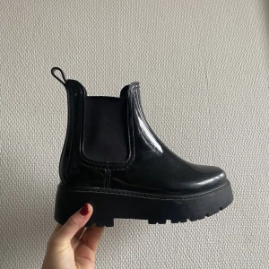 Boots - Snygga boots, använda men fortfarande bra skick!!! Ena skon är lite trasig på insidan (se bild 3)☺️