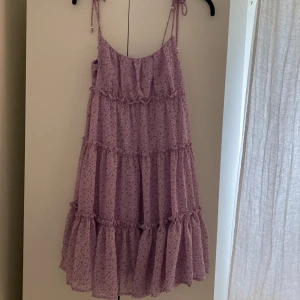 Lila sommarklänning  - Blommig klänning från new yorker, knappt använd