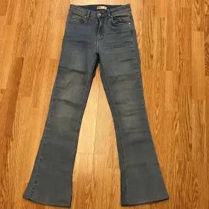 Blå bootcut jeans från Gina i storlek S. Säljer då jag aldrig använder de och de är för små. 
