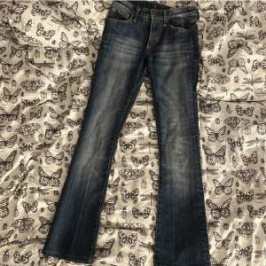 Säljer dessa sjukt snygga lågmidjade jeans från crocker, då dom är för små för mig. Midjemått: 34 cm(tvärs över) Innerbenslängd: 75 cm men man kan sprätta upp där nere om man vill ha dom längre💕💕