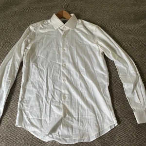 Vit Skjorta  - Jag säljer den vita skjortan för 85 kr .  Använda några gånger för speciellt evenemang