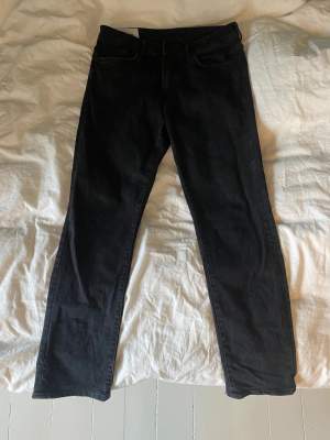 Svarta HM jeans ”relaxed ”  Perfekt skick 