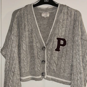 Kofta - Fin kofta från pull and bear.  Köpt för 2 år sedan för 279kr Kom gärna med prisförslag🫶