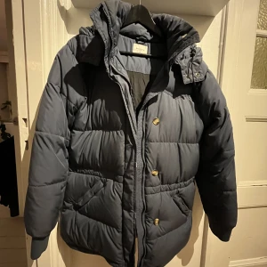 Boomerang Alexandra dunjacka - Grå/blå dunjacka, ordinarie pris 5999kr. Använd 3 säsonger. Saknar vissa detaljer framtill pga slitage. 