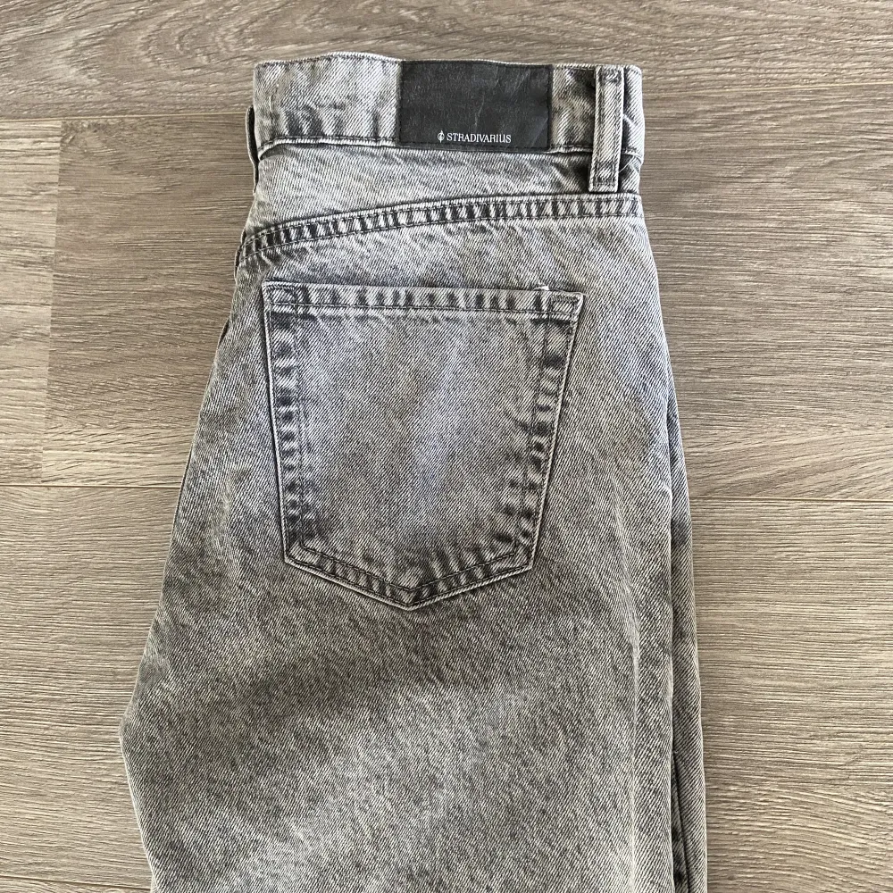 Säljer dessa super snygga jeans, knappt använda💞 Skriv privat vid frågor eller funderingar💞. Jeans & Byxor.