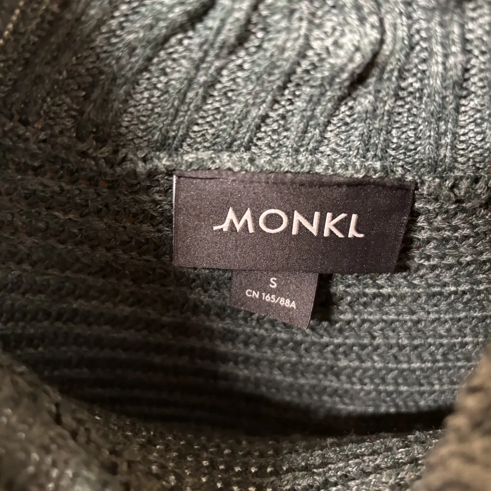 Stickad tröja från Monki i storlek S, men sitter som M . Stickat.