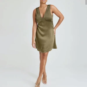 Siden klänning - Superfin klänning aldrig använd från Bikbok! Köpt för 399kr💕