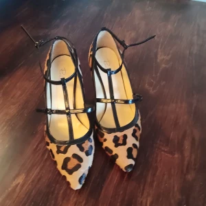 Rizzo pumps hårig material i stl 38 - Använd några gånger 