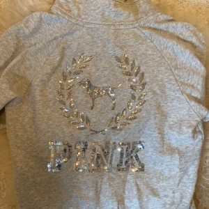 Pink tröja - Tröja med halvdrahkedja från pink. Storlek xs.