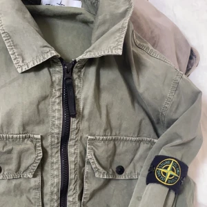 Stone island overshirt - Stone Island Overshirt i nyskick Storlek M (tts)