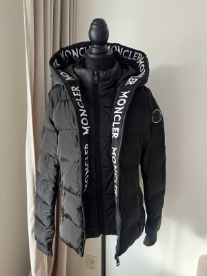 Moncler jacka - Snygg jacka, oanvänd. Sitter väldigt fint på kroppen.  