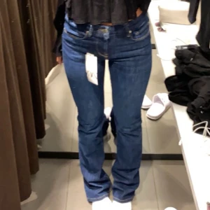 Zara jeans - Säljer ett par supersnygga mörkblåa jeans från Zara. Säljer dom då jag inte använder dom, köpta i vintras💓 superfint skick och sparsamt använda💓 Strechigt tyg. Midjemått: 74 cm. Innerbenslängd: 85 cm💓💓