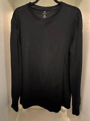 HM tröja  - En tunnare tröja som är i väll bra skick från HM 