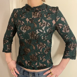 Spets topp! - Jättesnygg topp att antingen ha till fest eller klä ner den till skolan! Köp gärna med köp direkt knappen! 