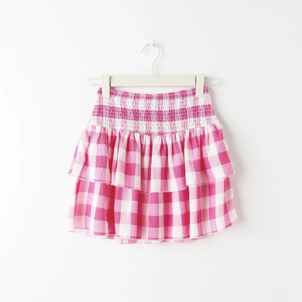 Kort/mini kjol från Gina som jag köpte förra sommaren! Älskar denna kjol men har inte använt så mycket. Passar perfekt i sommar 💕 Finns inte längre att köpa i butik osv, efterfrågad och sällsynt just nu’  Storlek S, passar oxå XS Köptes för: 299 kr. Kjolar.