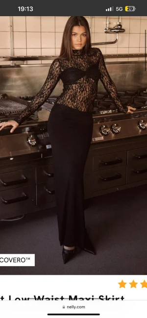 SET  - Säljer detta svarta set från Nelly! Svart långkjol å svart top!