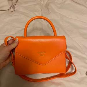 Orange väska köpt på shein, snygg men används för lite! 