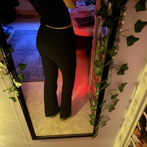 Kostymbyxa - Marinblå lågmidjade kostymbyxor som jag sytt in i midjan men går bra att sprätta upp o sätta på sin vanliga plats🩵  Stretchigt material.  