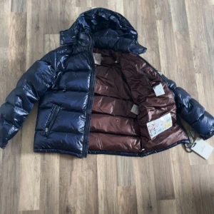Moncler Maya - Säljer min mörkblåa moncler maya nu  för den passar inte längre. Köpte de i sommras och har inte använt ( kvitto finns inte, jackan packas med en moncler zipbag som är för jackan ( fastpris)